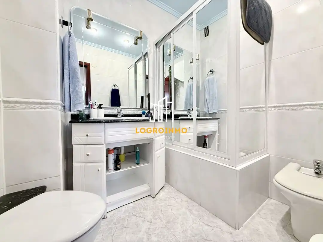 Bathroom of Flat for sale in  Logroño  with Heating and Terrace