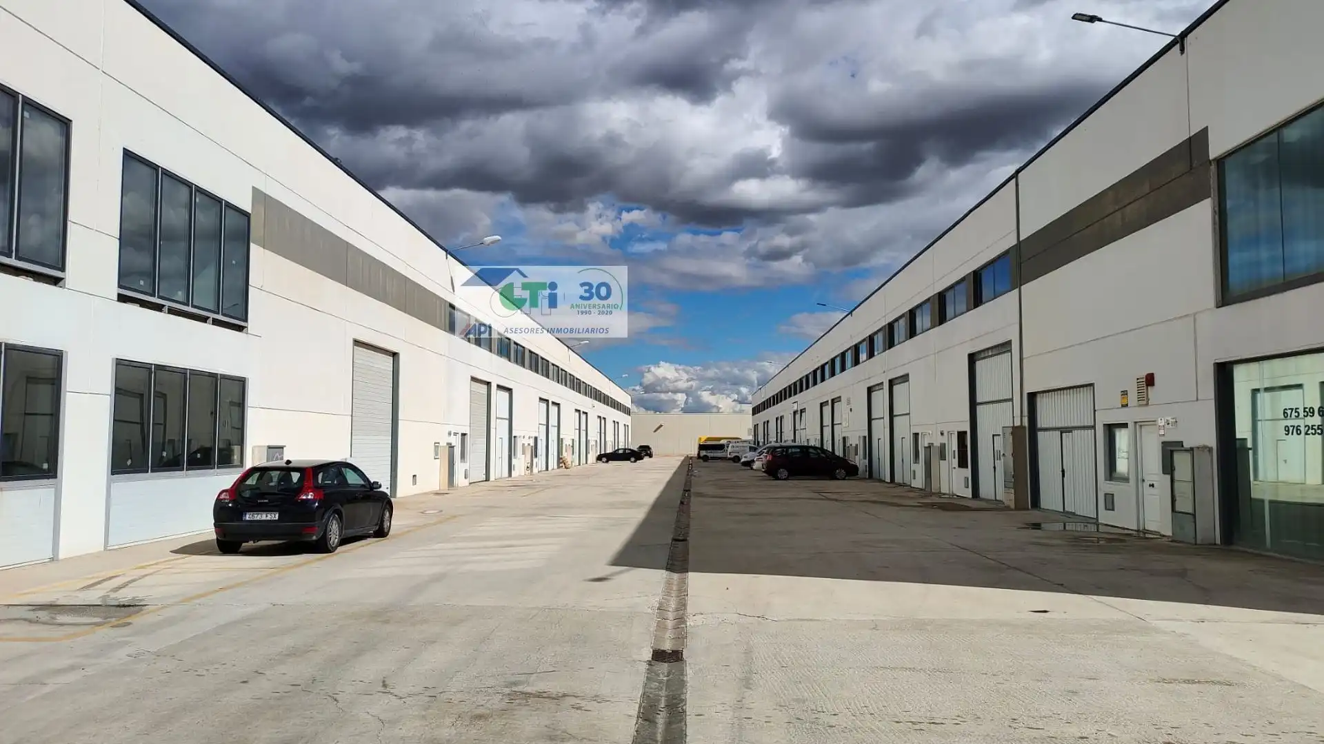 Vista exterior de Nau industrial en venda en  Zaragoza Capital