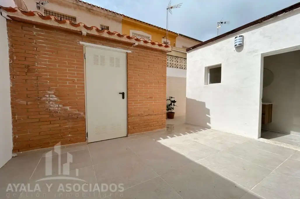 Außenansicht von Einfamilien-Reihenhaus zum Verkauf in Cartagena mit Klimaanlage, Heizung und Privatgarten