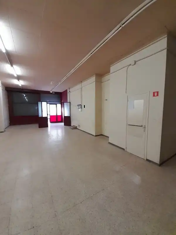 Fabrikhallen zur Miete in Olot