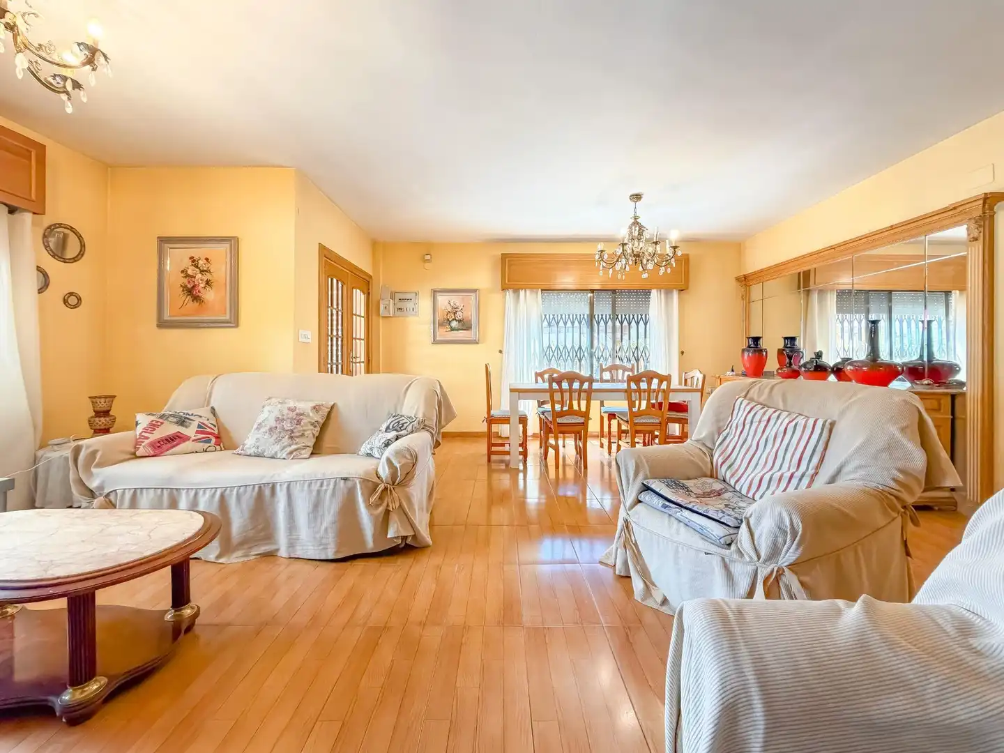 Sala d'estar de Casa o xalet en venda en L'Eliana amb Aire condicionat, Jardí privat i Terrassa