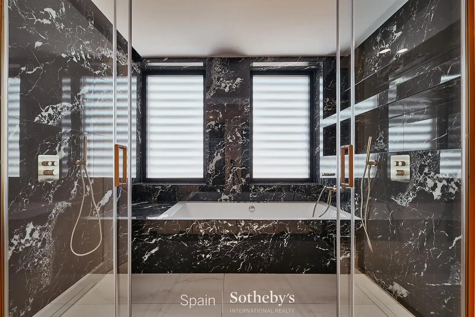 Bathroom of Apartments for sale in Madrid  with Air Conditioner, Terrace and Storage room