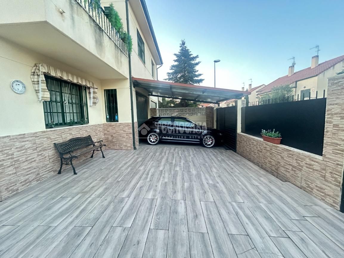 Vista exterior de Casa adosada en venda en Loeches amb Aire condicionat, Calefacció i Jardí privat