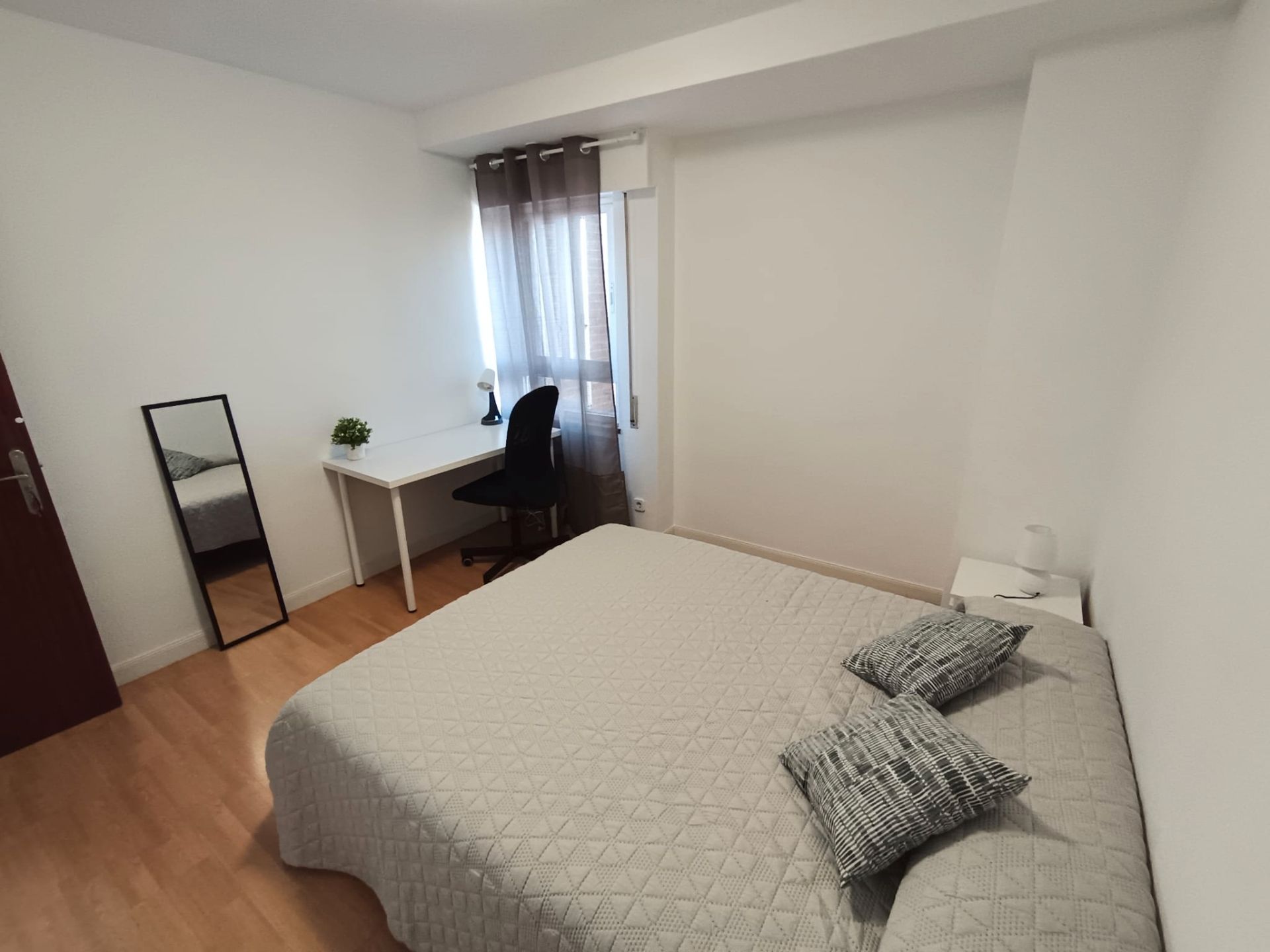 Bedroom of Flat to share in  Madrid Capital  with Furnished, Washing machine and Microwave
