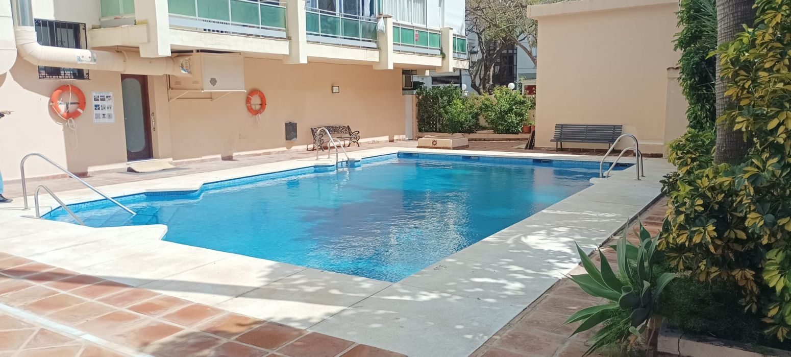 Piscina de Pis en venda en Marbella amb Aire condicionat, Terrassa i Piscina comunitària