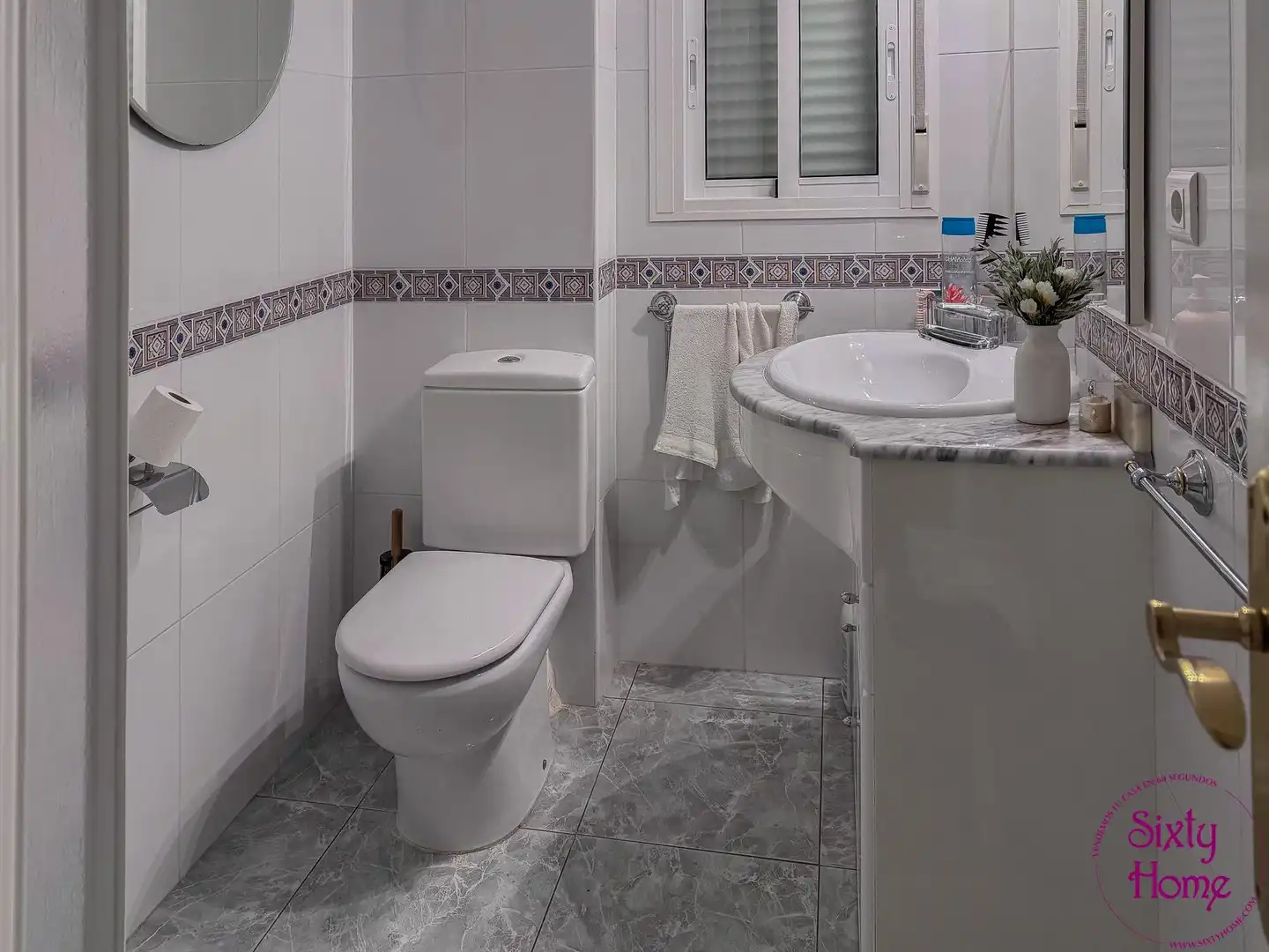 Bathroom of Flat for sale in Jaca  with Heating and Storage room