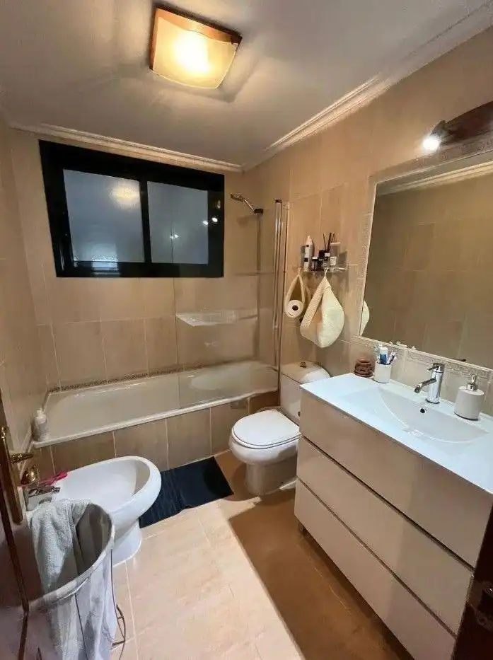 Baño de Piso en venta en Vigo  con Calefacción, Jardín privado y Trastero