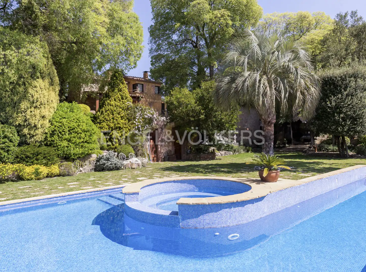 Garden of Buildings for sale in Gelida