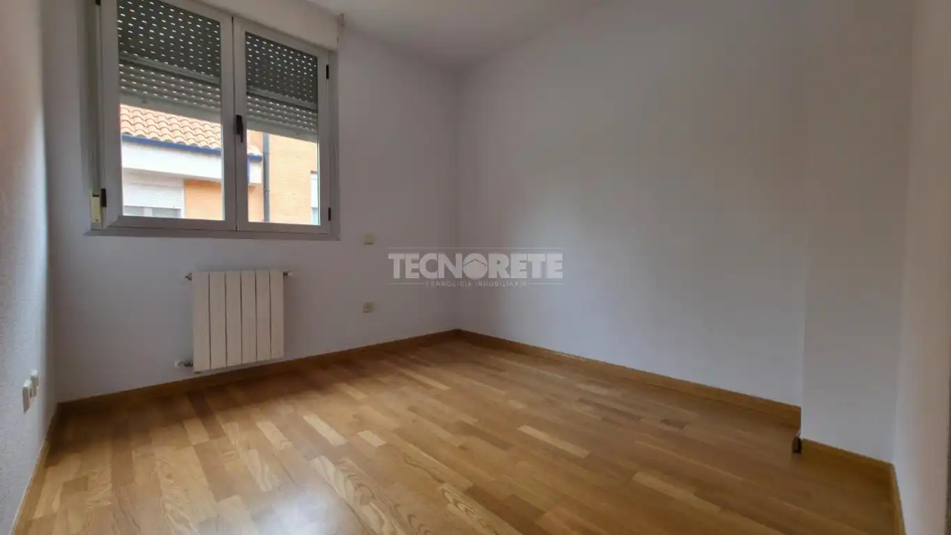 Habitación de Casa adosada en venta en Guadalajara con Jardín privado, Parquet y Terraza