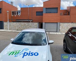 Vista exterior de Casa adosada en venda en Cabezón de Pisuerga amb Terrassa i Balcó