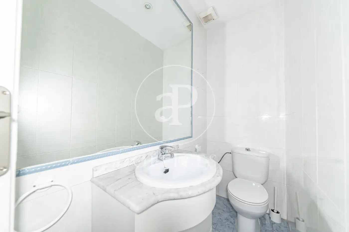 Bathroom of Office for rent in Madrid  with Air Conditioner