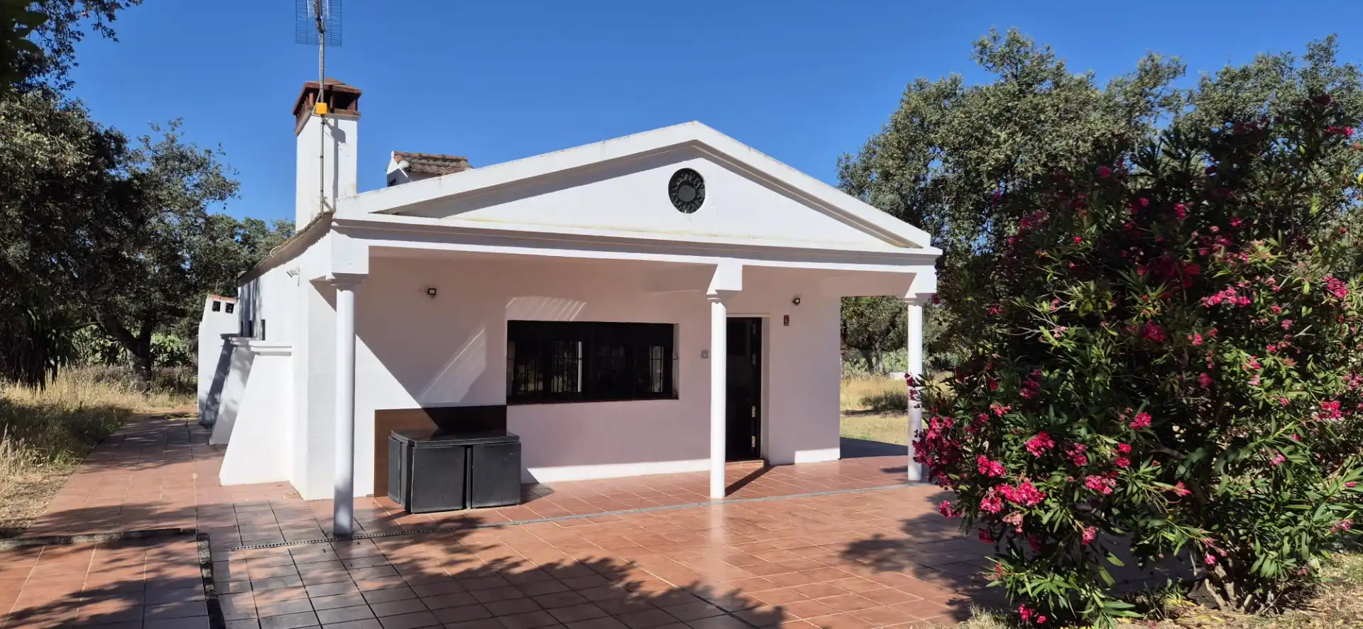 Außenansicht von Haus oder Chalet zum Verkauf in Badajoz mit Privatgarten, Terrasse und Abstellraum