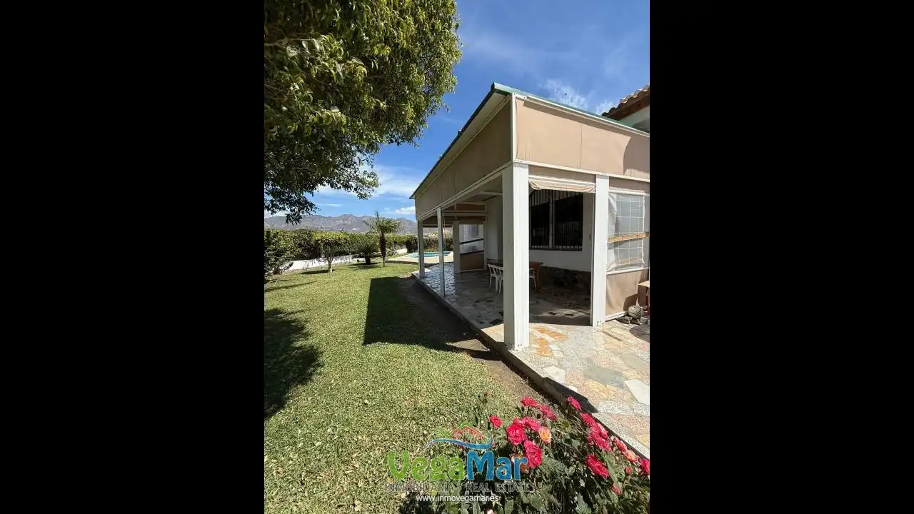 Vista exterior de Casa o xalet de lloguer en Salobreña amb Jardí privat, Terrassa i Piscina
