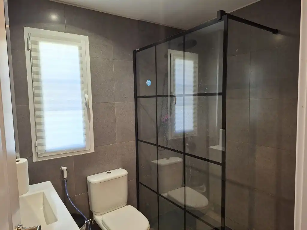 Baño de Dúplex en venta en Estepona con Terraza y Piscina comunitaria