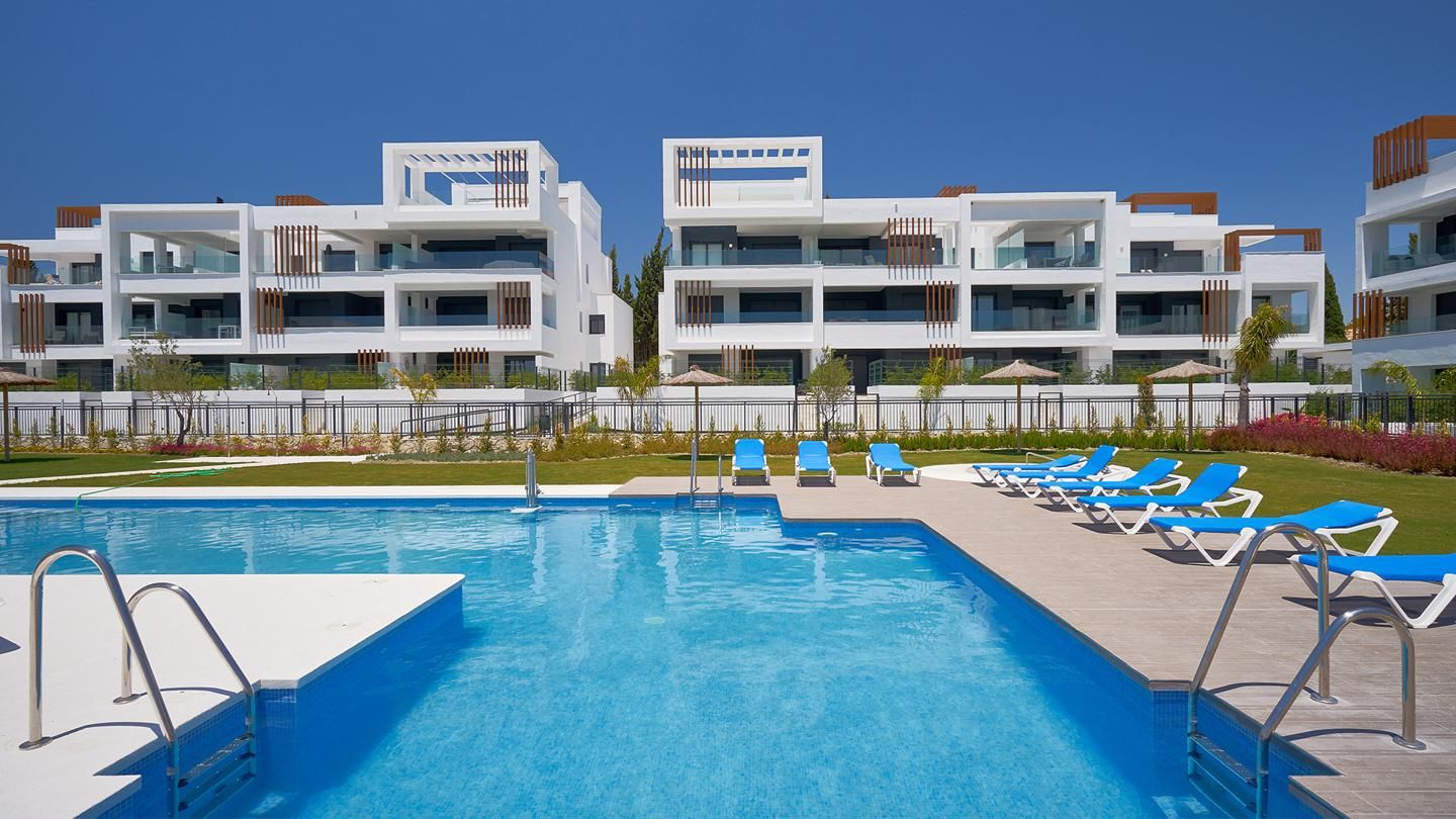 Vista exterior de Pis en venda en Estepona amb Aire condicionat, Terrassa i Piscina