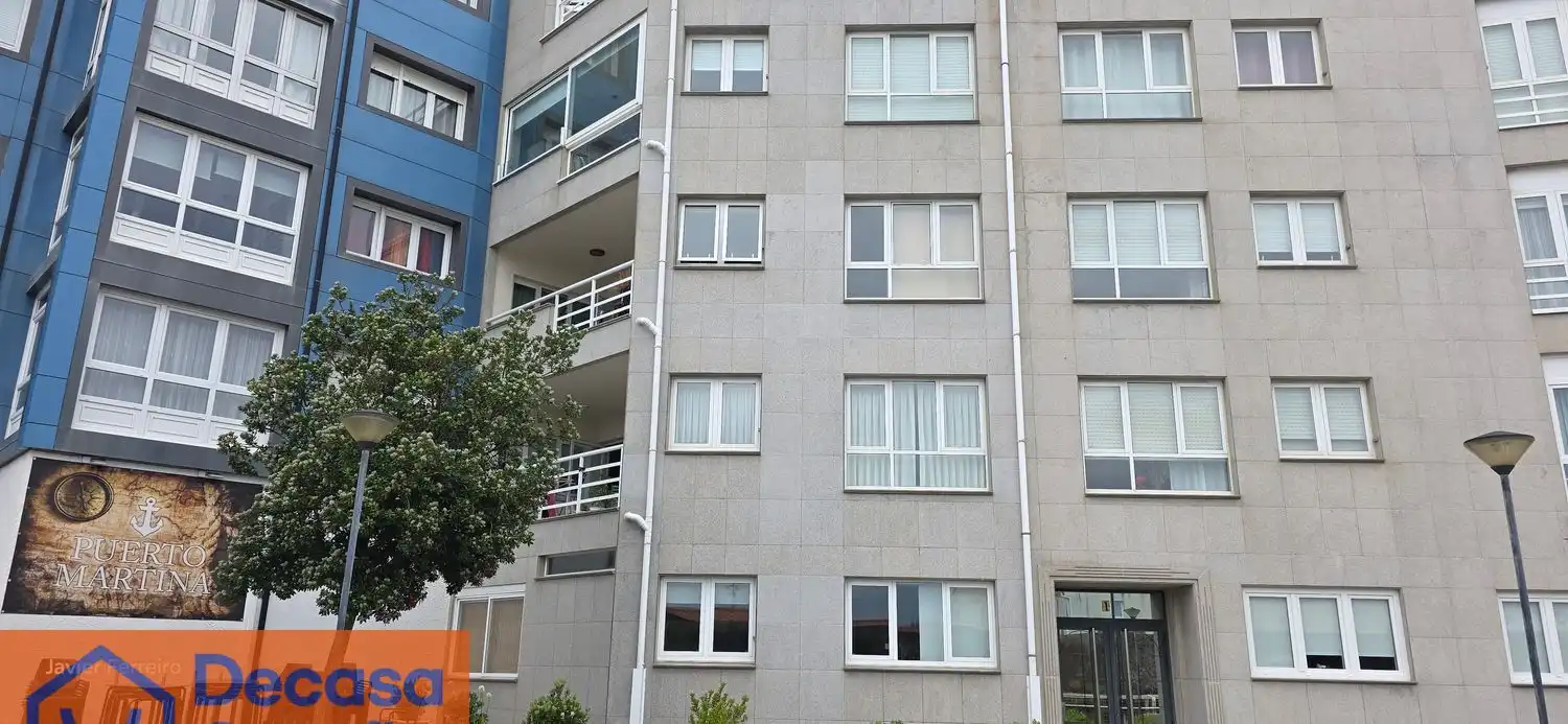 Vista exterior de Pis de lloguer en Oleiros amb Calefacció, Jardí privat i Parquet