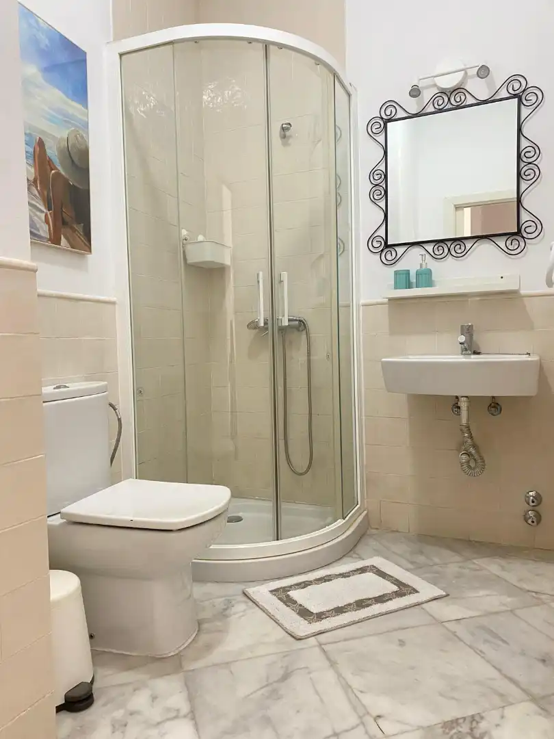 Baño de Apartamento en venta en Sevilla con Aire acondicionado, Amueblado y Lavadora
