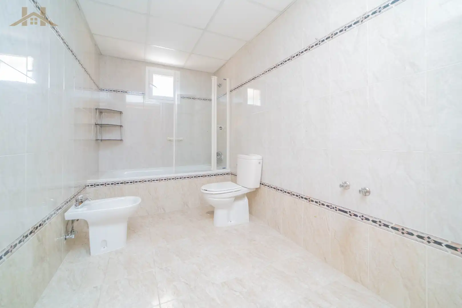 Badezimmer von Wohnung zum Verkauf in Madrid mit Klimaanlage, Heizung und Parkett