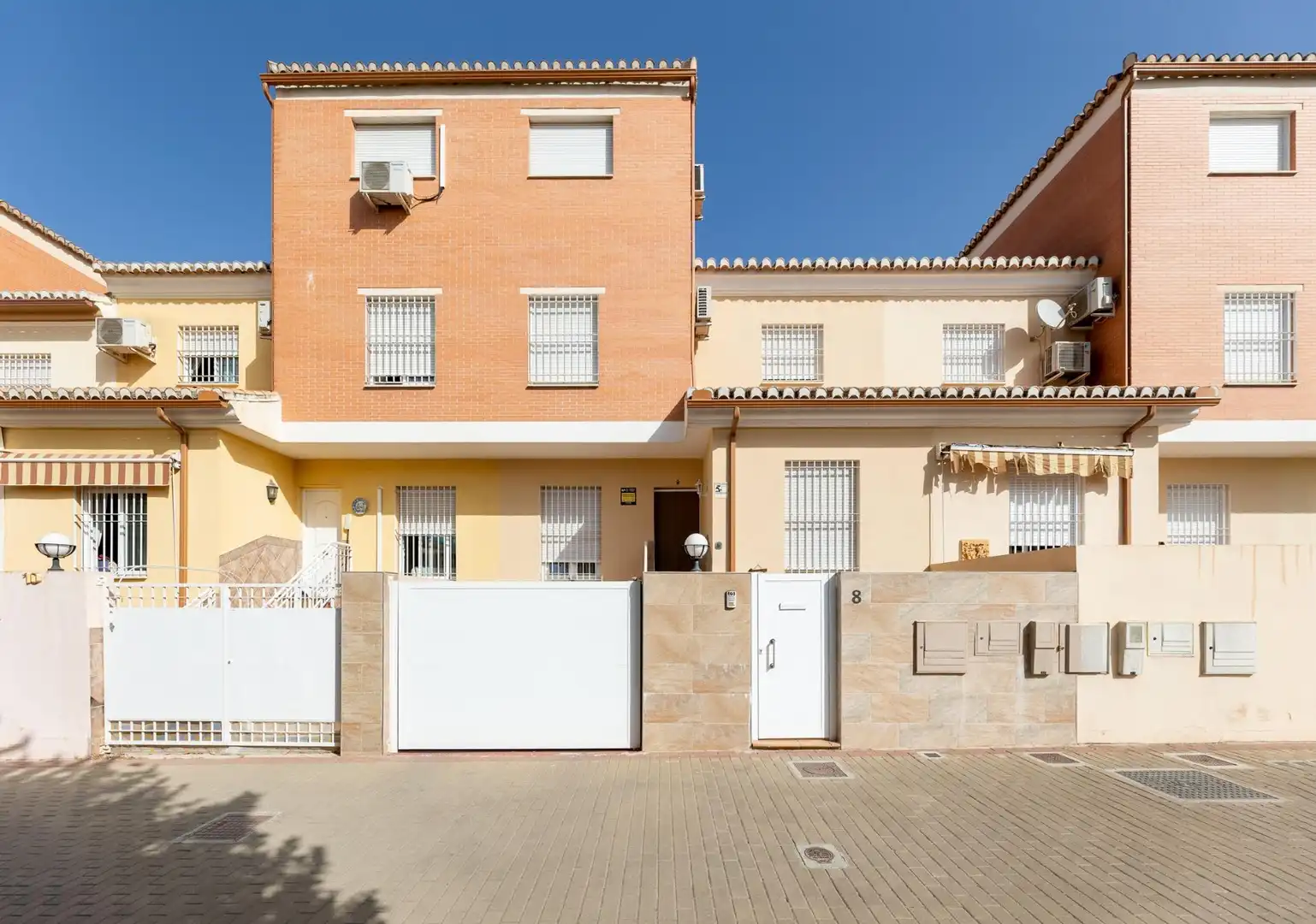 Vista exterior de Casa adosada en venta en Granada con Calefacción