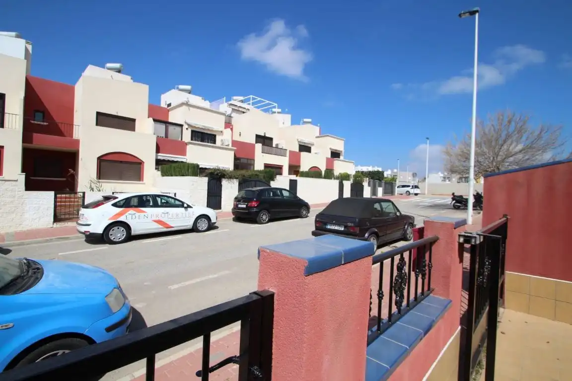 Vista exterior de Casa adosada en venta en Torrevieja con Calefacción, Jardín privado y Terraza