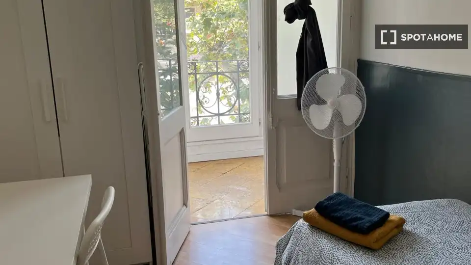 Bedroom of Flat for share in Barcelona  with Air Conditioner, Heating and Terrace