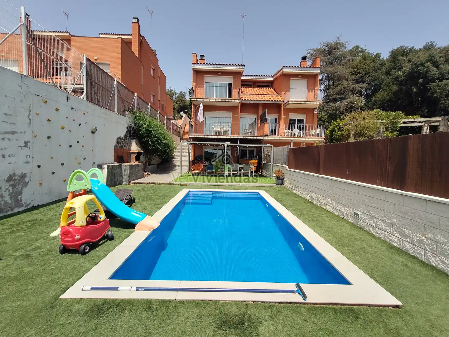 Piscina de Casa adosada en venda en Castellar del Vallès amb Calefacció, Jardí privat i Terrassa