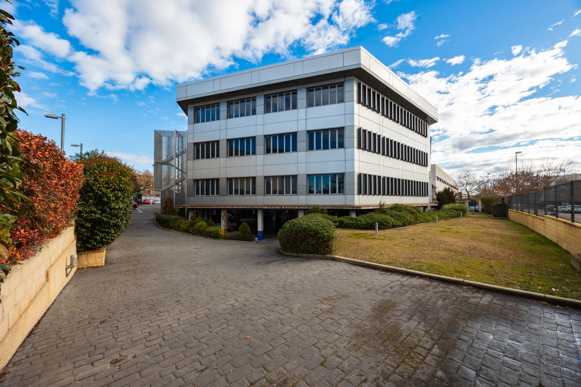 Vista exterior de Edifici en venda en Leganés