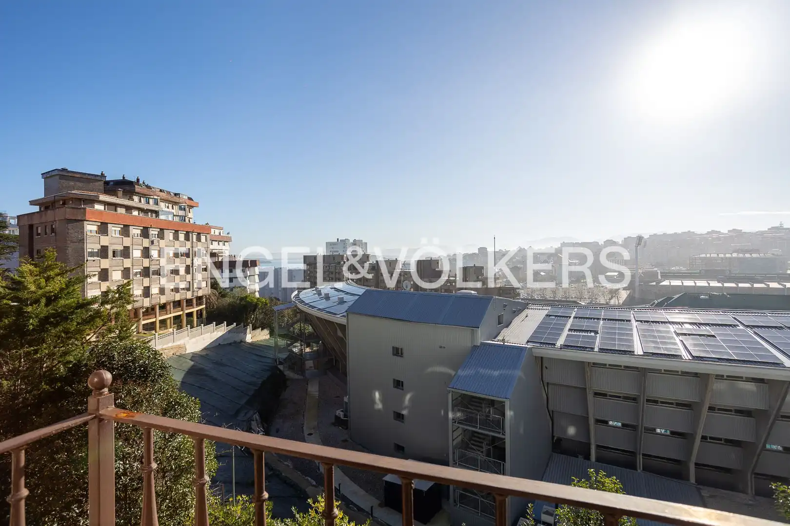 Außenansicht von Einfamilien-Reihenhaus zum Verkauf in Santander mit Heizung, Privatgarten und Terrasse
