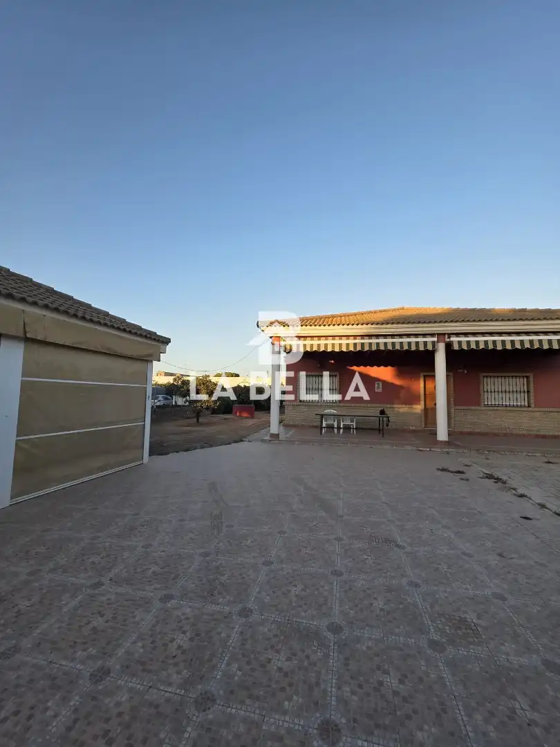 Vista exterior de Casa o xalet en venda en Sevilla amb Aire condicionat, Jardí privat i Traster