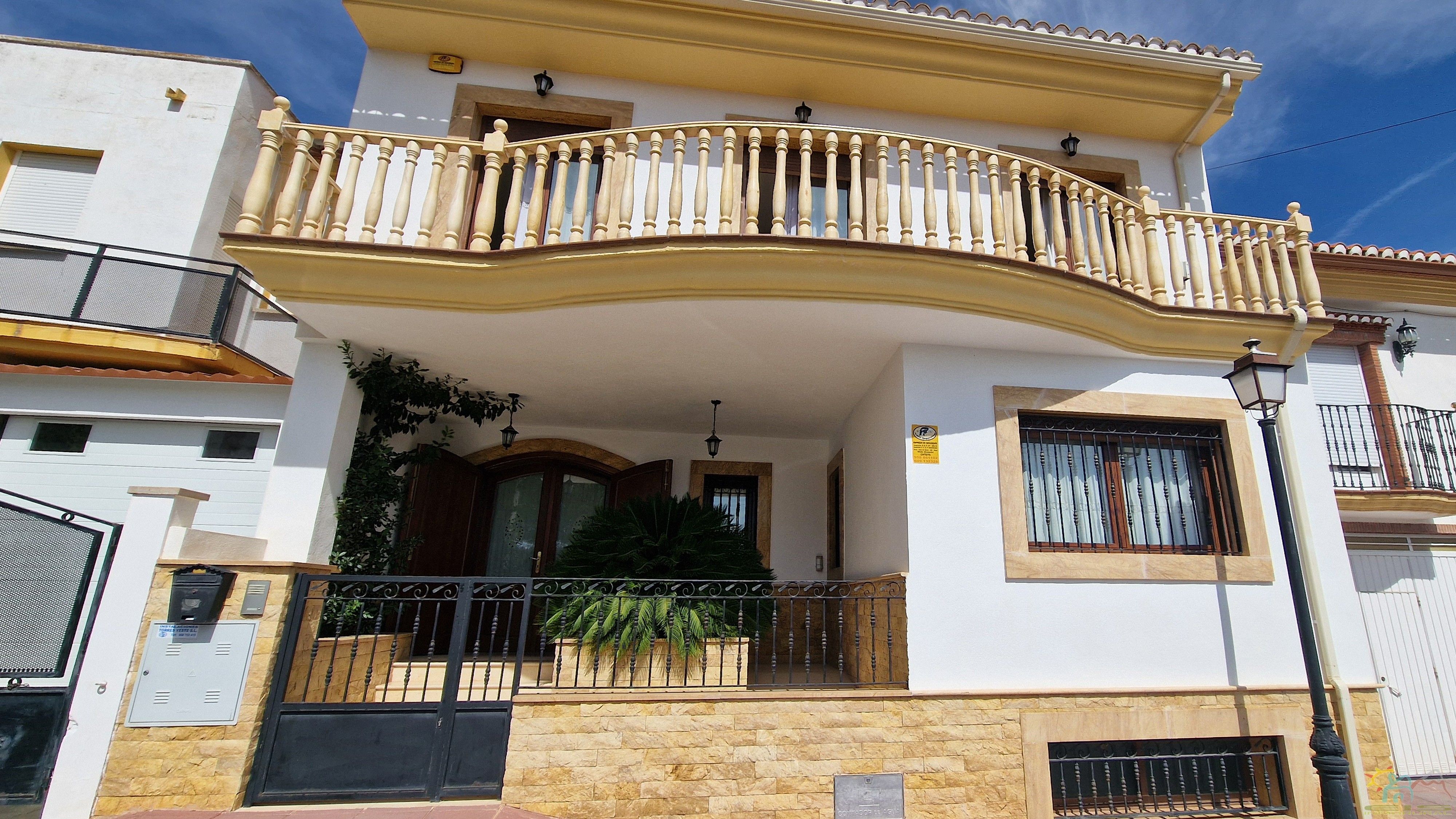 Vista exterior de Casa adosada en venda en Diezma amb Aire condicionat, Calefacció i Jardí privat