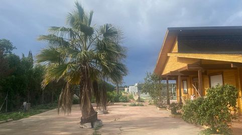 CHALET DE MADERA CON PISCINA Y JARDINES EN PARCELA VALLADA., immagine 3