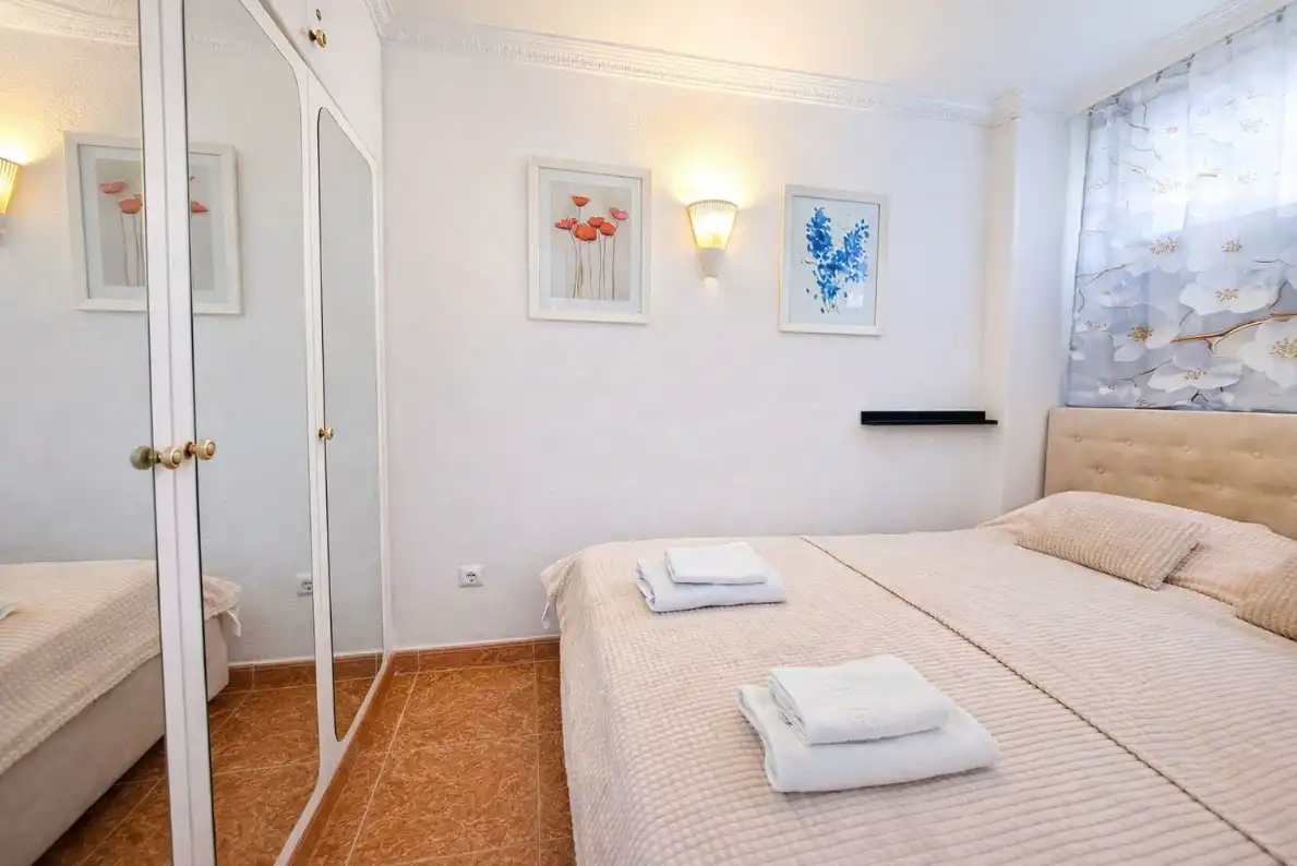 Dormitori de Apartament en venda en Benidorm amb Aire condicionat, Terrassa i Piscina