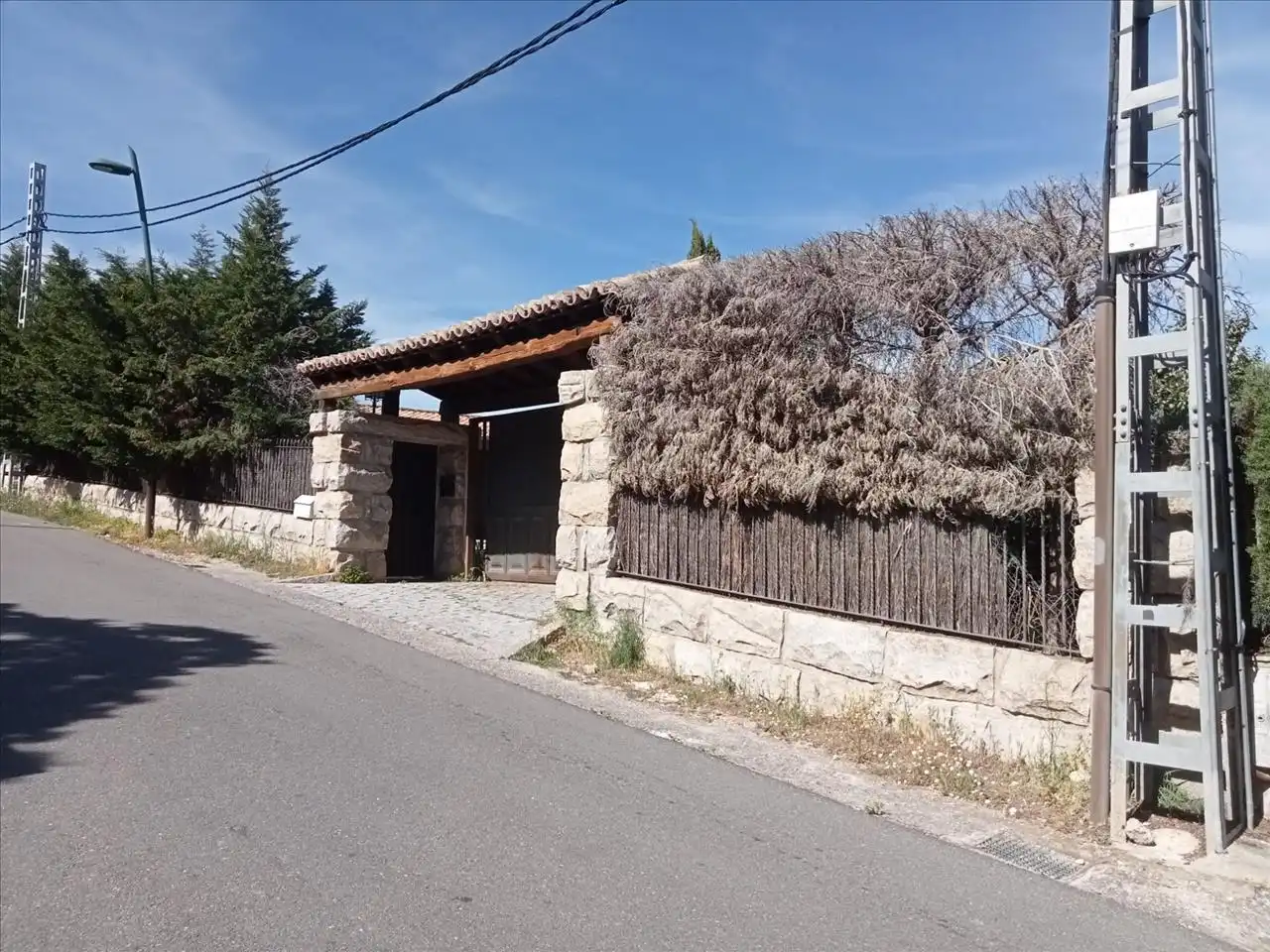 Vista exterior de Casa o xalet en venda en Torrelodones amb Jardí privat i Piscina