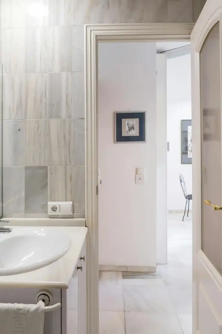 Bathroom of Flat for rent in Valencia  with Air Conditioner, Heating and Furnished