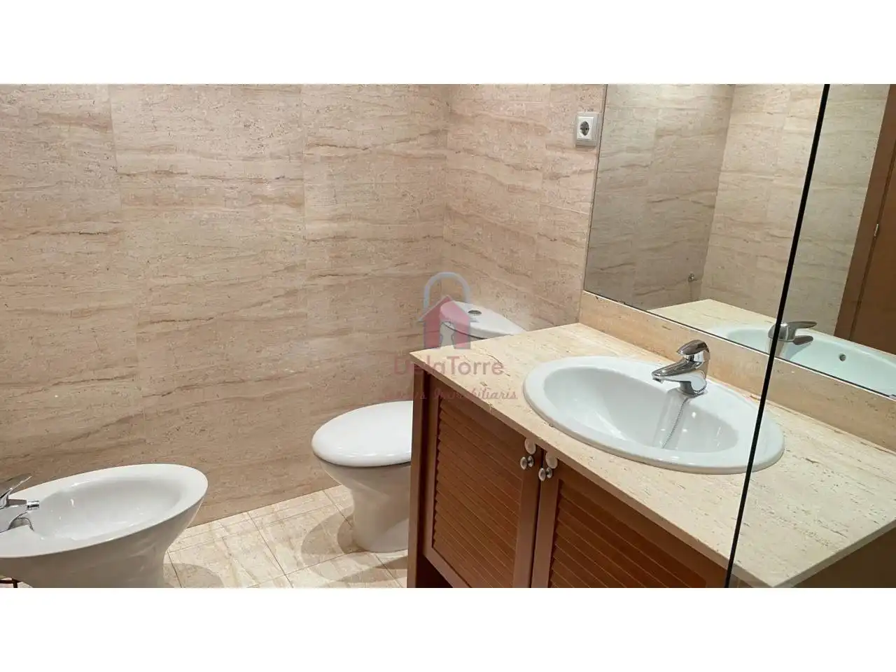Bathroom of Flat for sale in Terrassa  with Air Conditioner, Heating and Parquet flooring
