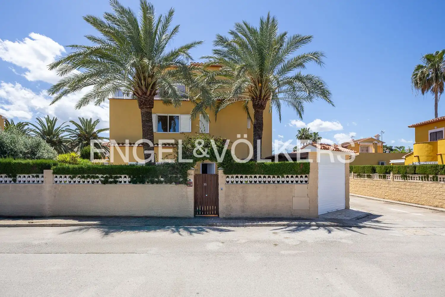 Außenansicht von Haus oder Chalet zum Verkauf in Dénia mit Klimaanlage, Heizung und Privatgarten