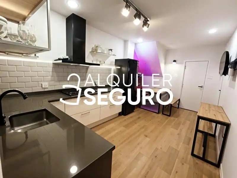 Cuina de Pis de lloguer en Madrid amb Aire condicionat, Terrassa i Moblat