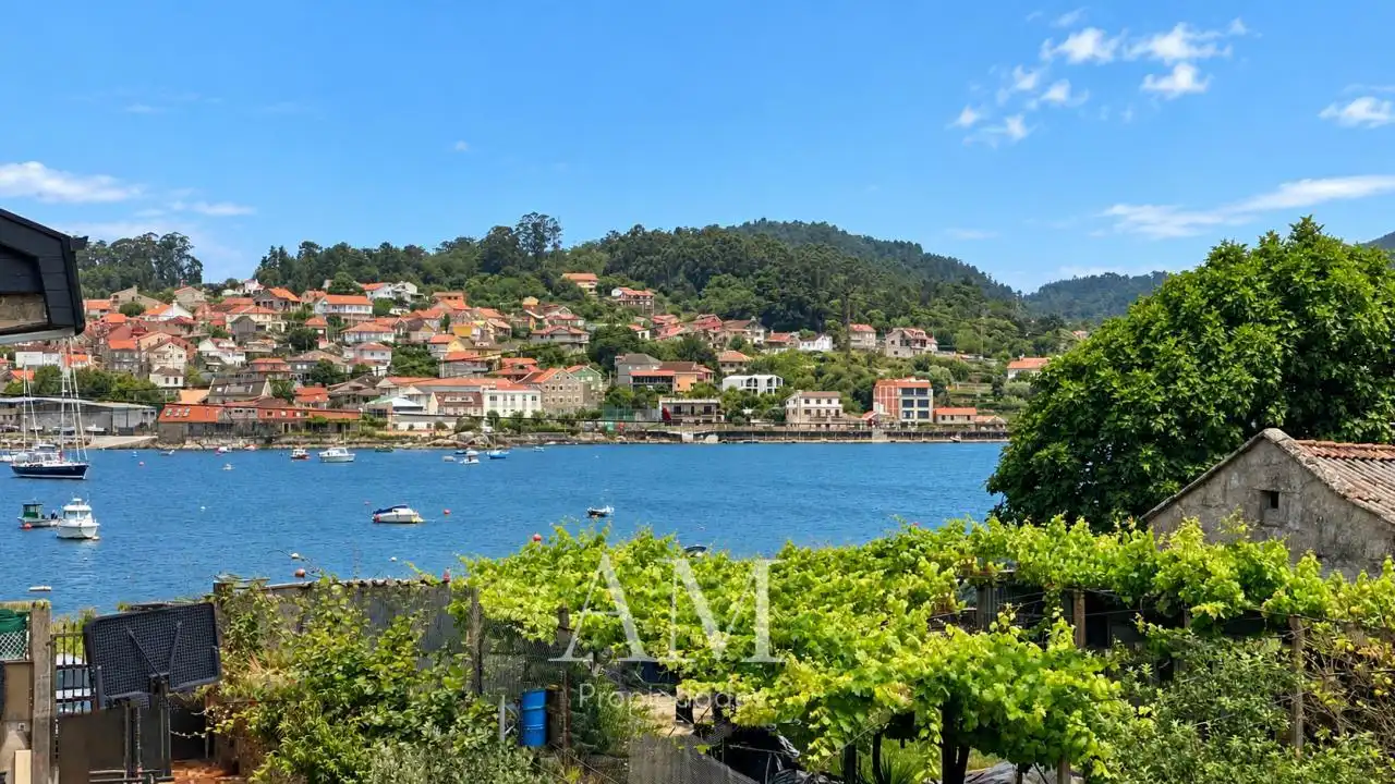 Vista exterior de Casa adosada en venda en Cangas  amb Calefacció, Jardí privat i Terrassa