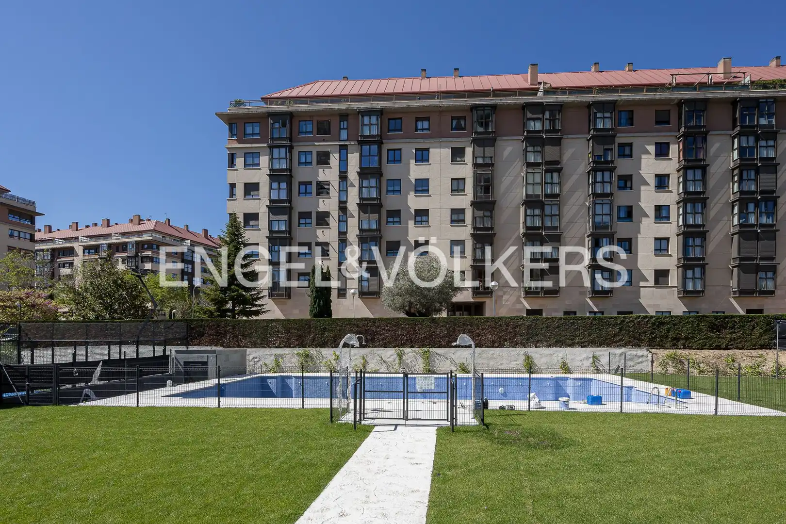 Vista exterior de Piso en venta en Madrid con Calefacción, Trastero y Piscina