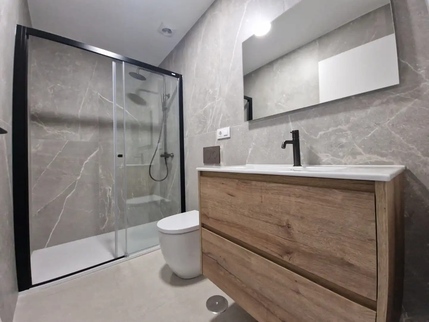 Badezimmer von Dachboden zum Verkauf in A Coruña Capital  mit Heizung, Ofen und Waschmaschine