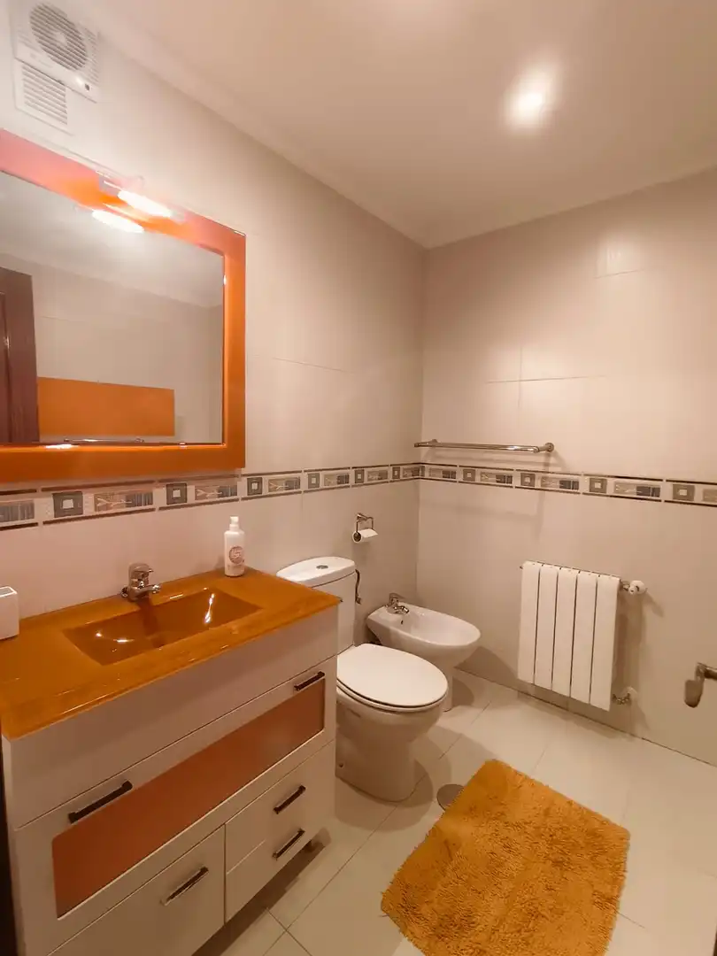 Badezimmer von Wohnung zur Miete in Entrambasaguas mit Heizung, Privatgarten und Parkett