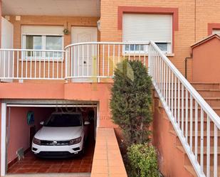 Vista exterior de Casa o xalet en venda en Valencia de Don Juan amb Calefacció, Jardí privat i Moblat