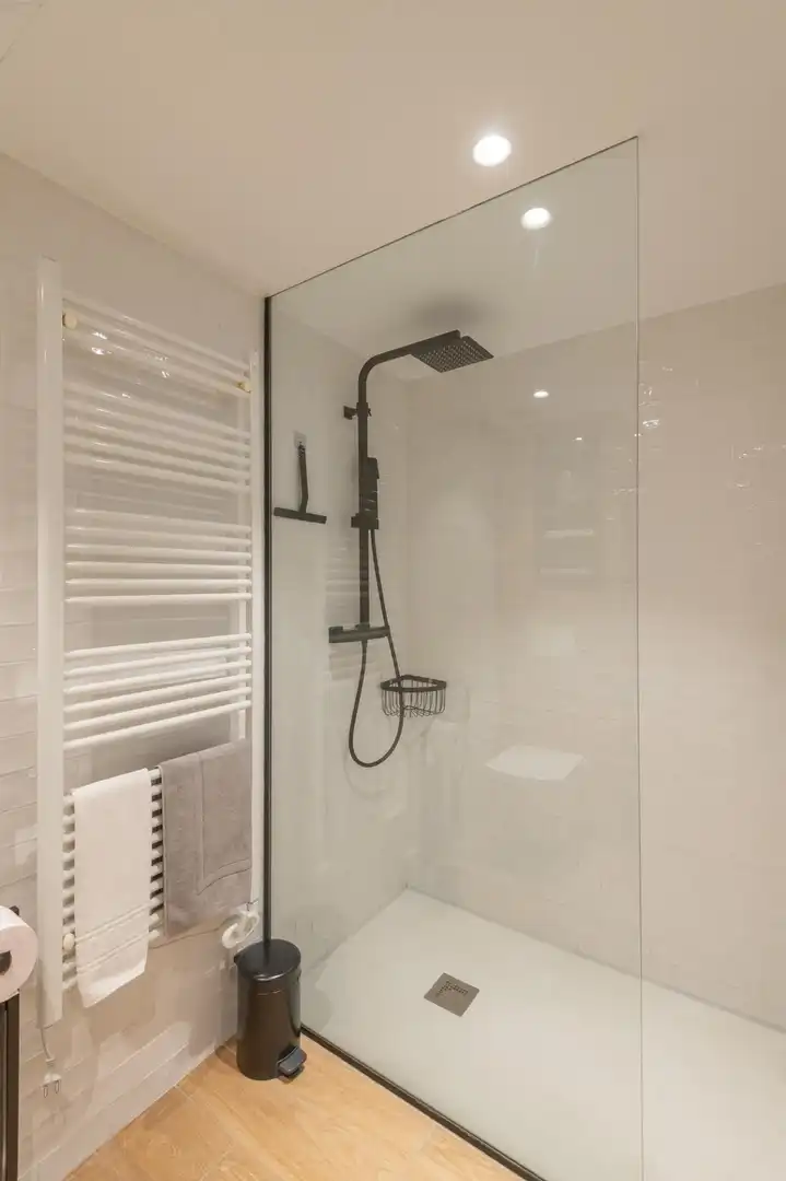 Bathroom of Flat for rent in Girona  with Air Conditioner, Heating and Furnished