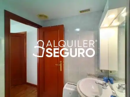 Baño de Piso de alquiler en Oleiros con Calefacción, Trastero y Amueblado