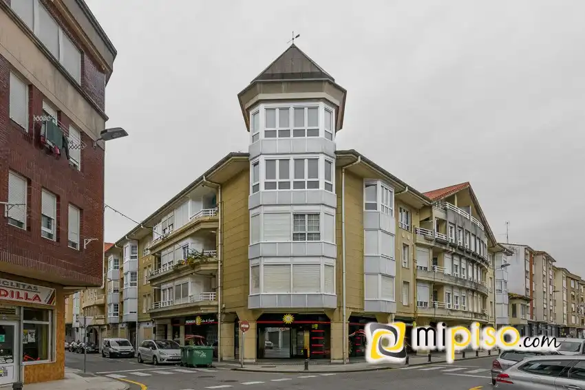Vista exterior de Piso en venta en Santoña con Terraza, Trastero y Balcón