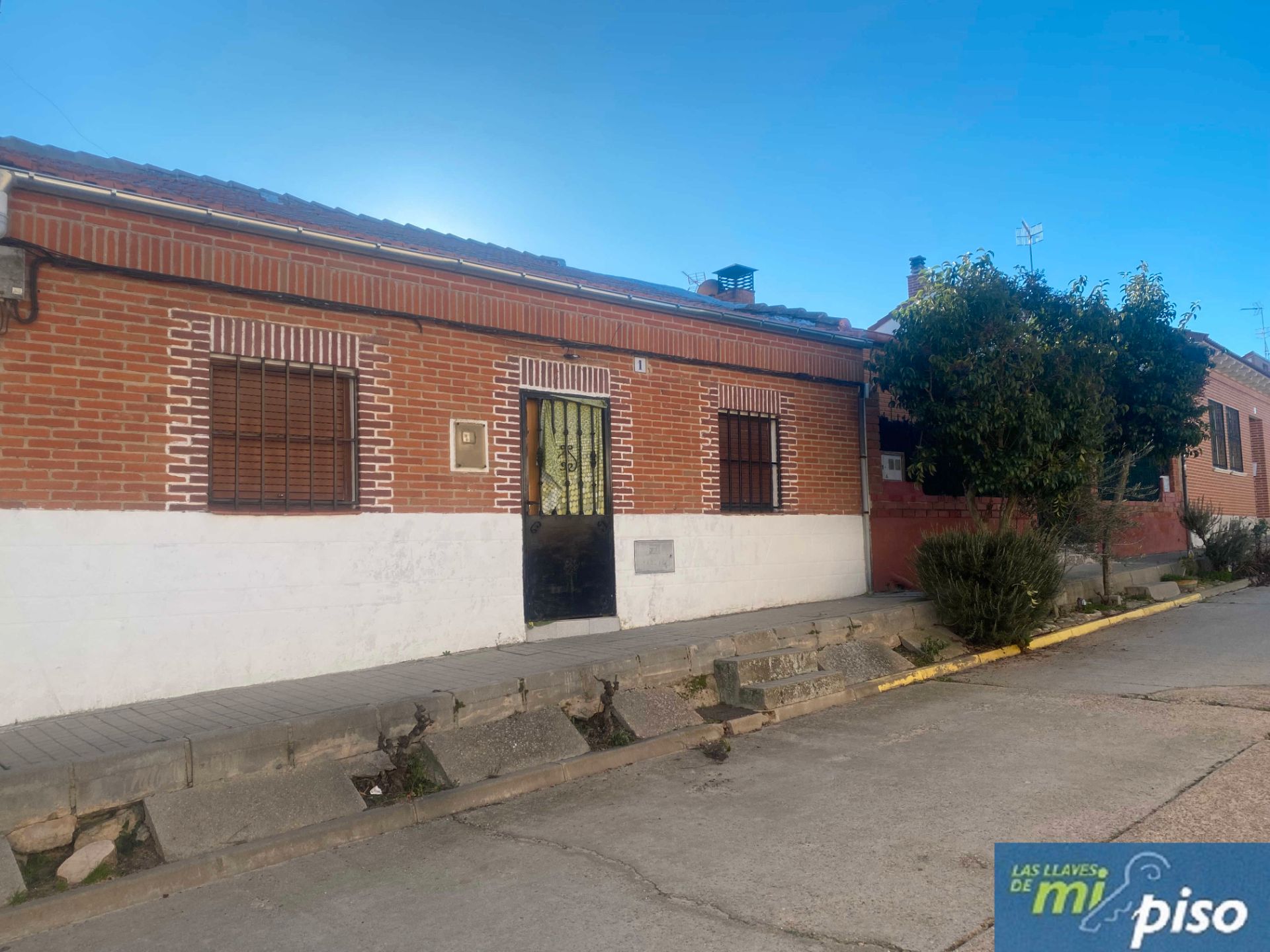 Exterior view of House or chalet for sale in Rueda  with Private garden, Terrace and Storage room