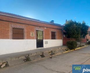 Exterior view of House or chalet for sale in Rueda  with Private garden, Terrace and Storage room