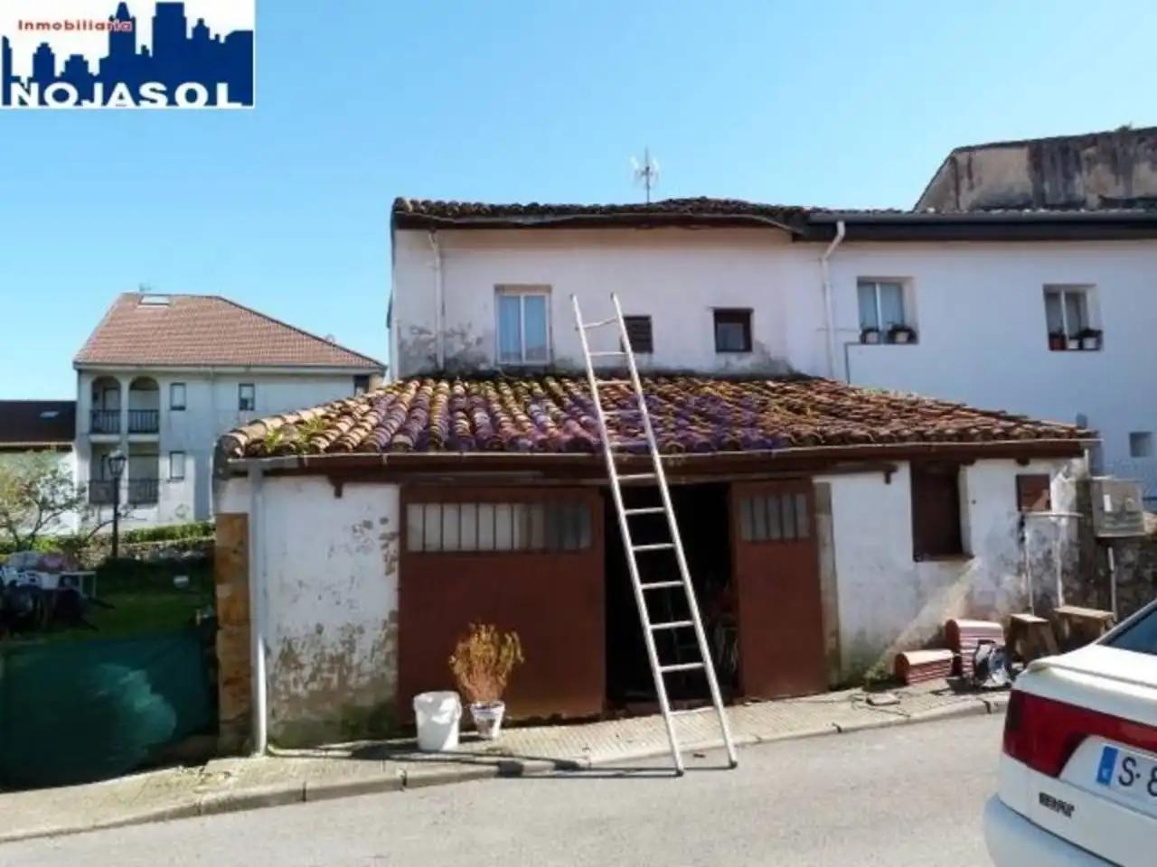 Vista exterior de Casa adosada en venda en Escalante amb Moblat