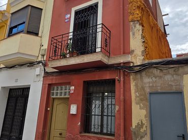 Casa amb balcó en venda a Carrer de Terol