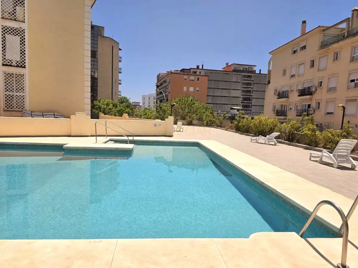 Piscina de Estudio en venta en Torremolinos con Aire acondicionado, Calefacción y Amueblado
